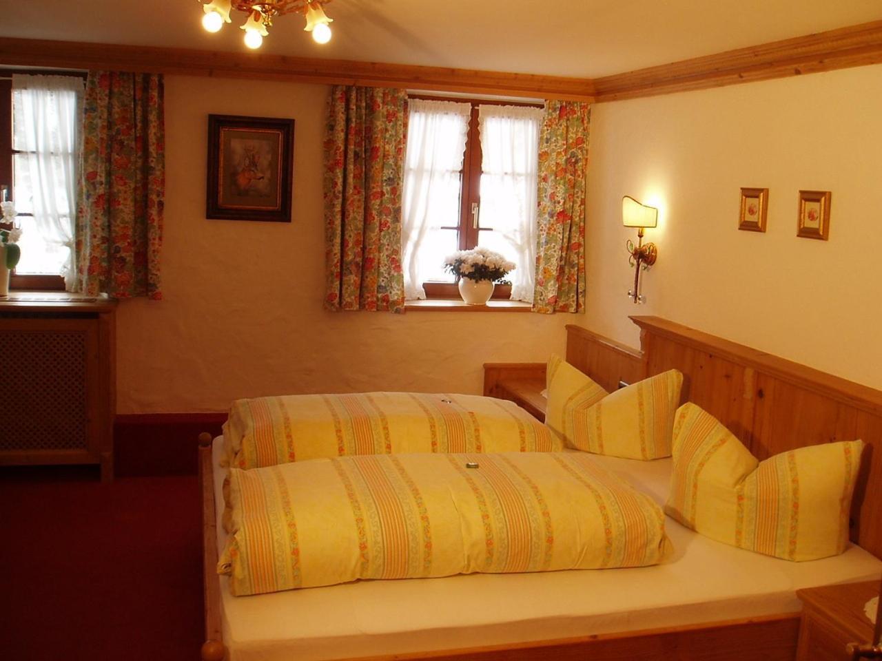 Zum Schweizerbartl Motel Garmisch-Partenkirchen Room photo