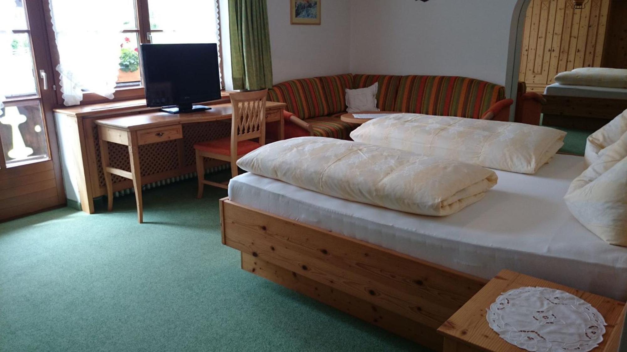 Zum Schweizerbartl Motel Garmisch-Partenkirchen Room photo