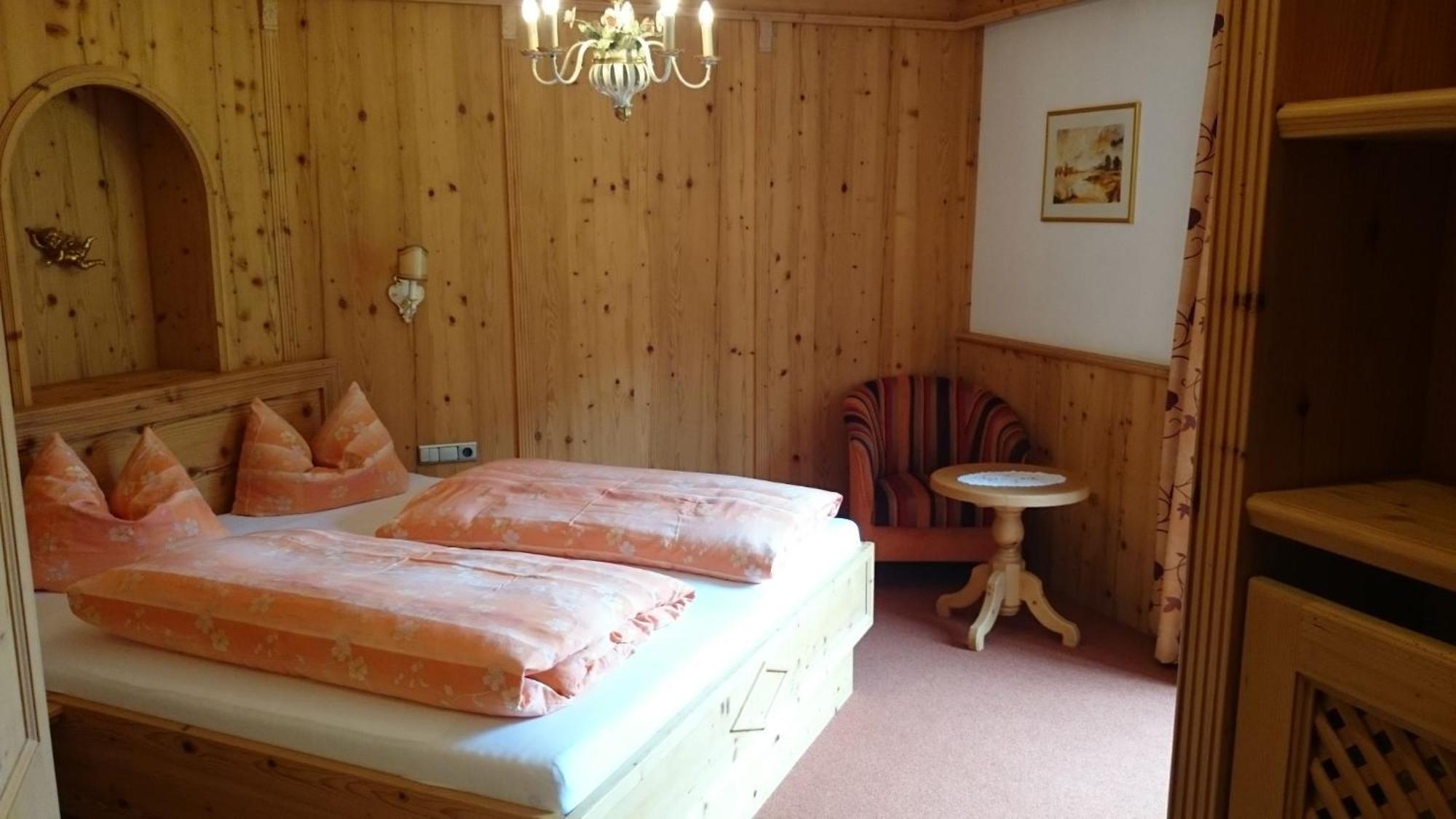 Zum Schweizerbartl Motel Garmisch-Partenkirchen Room photo