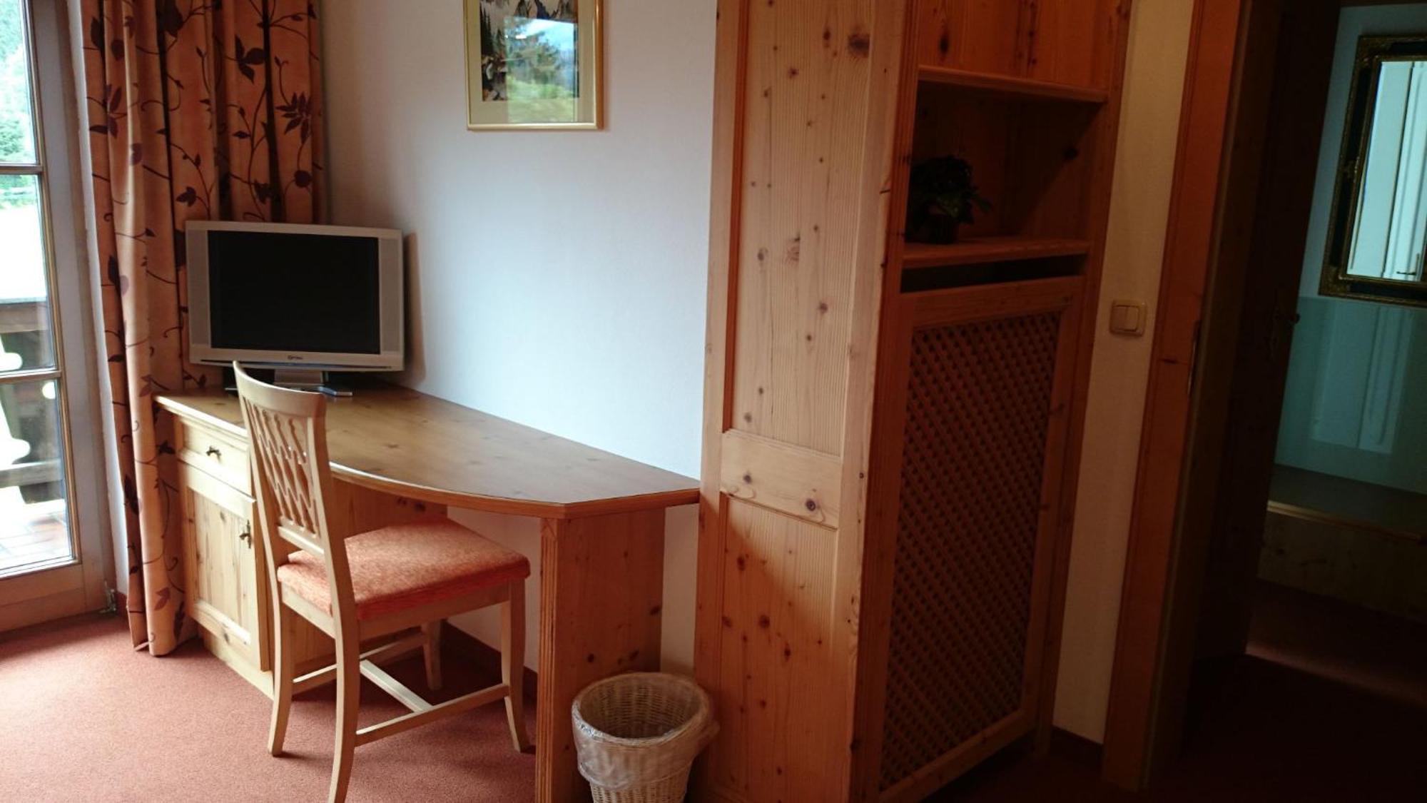 Zum Schweizerbartl Motel Garmisch-Partenkirchen Room photo