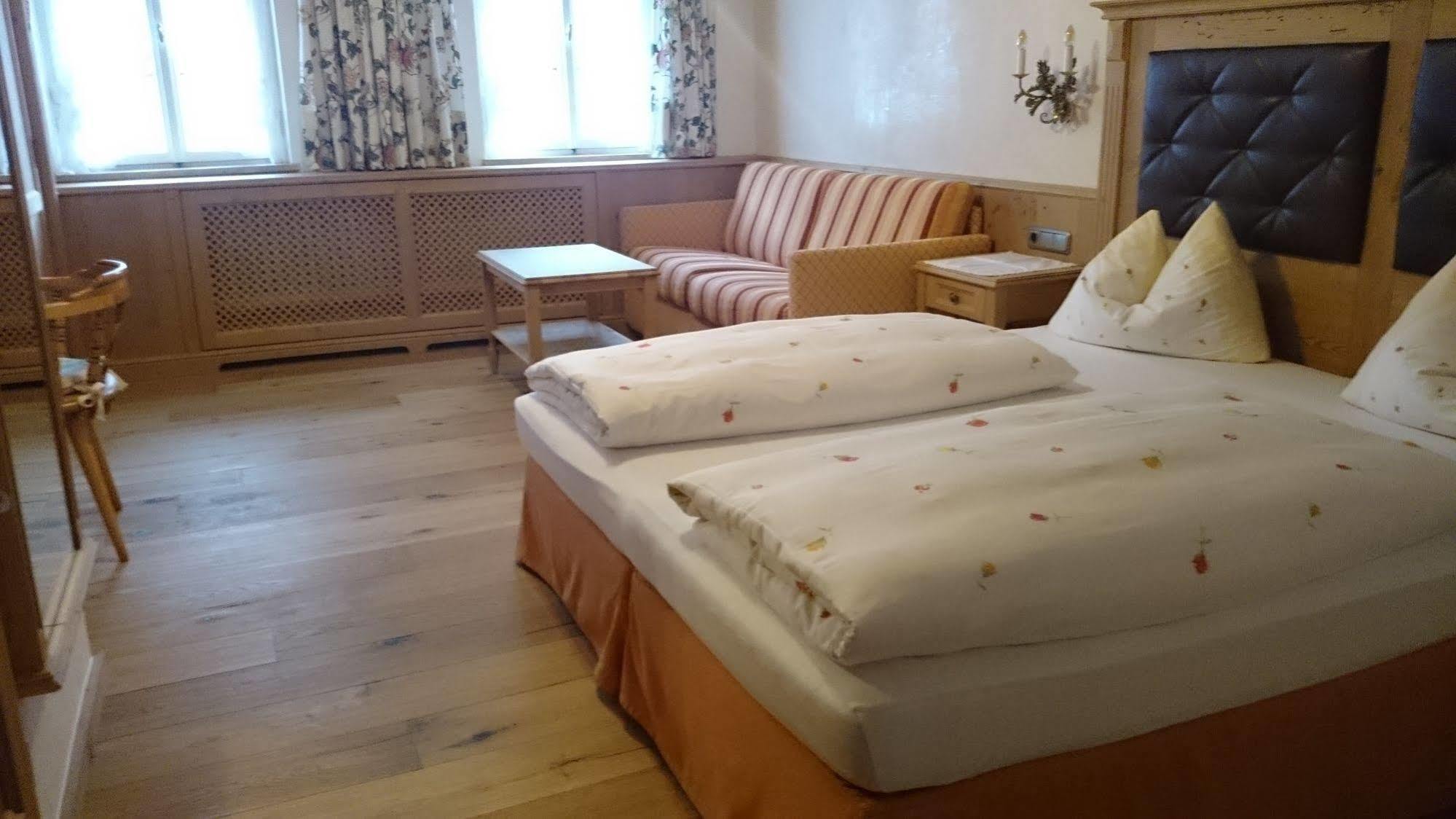 Zum Schweizerbartl Motel Garmisch-Partenkirchen Exterior photo